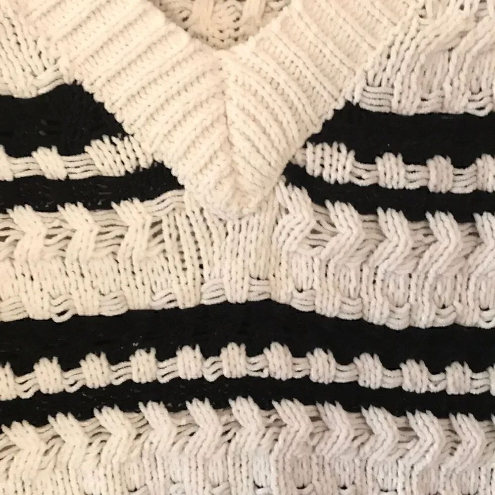 Universal Thread V Neck Sweater - Picture 4 of 5
